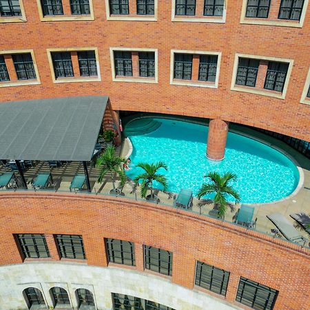 Hotel Dann Cali Extérieur photo The swimming pool at the hotel