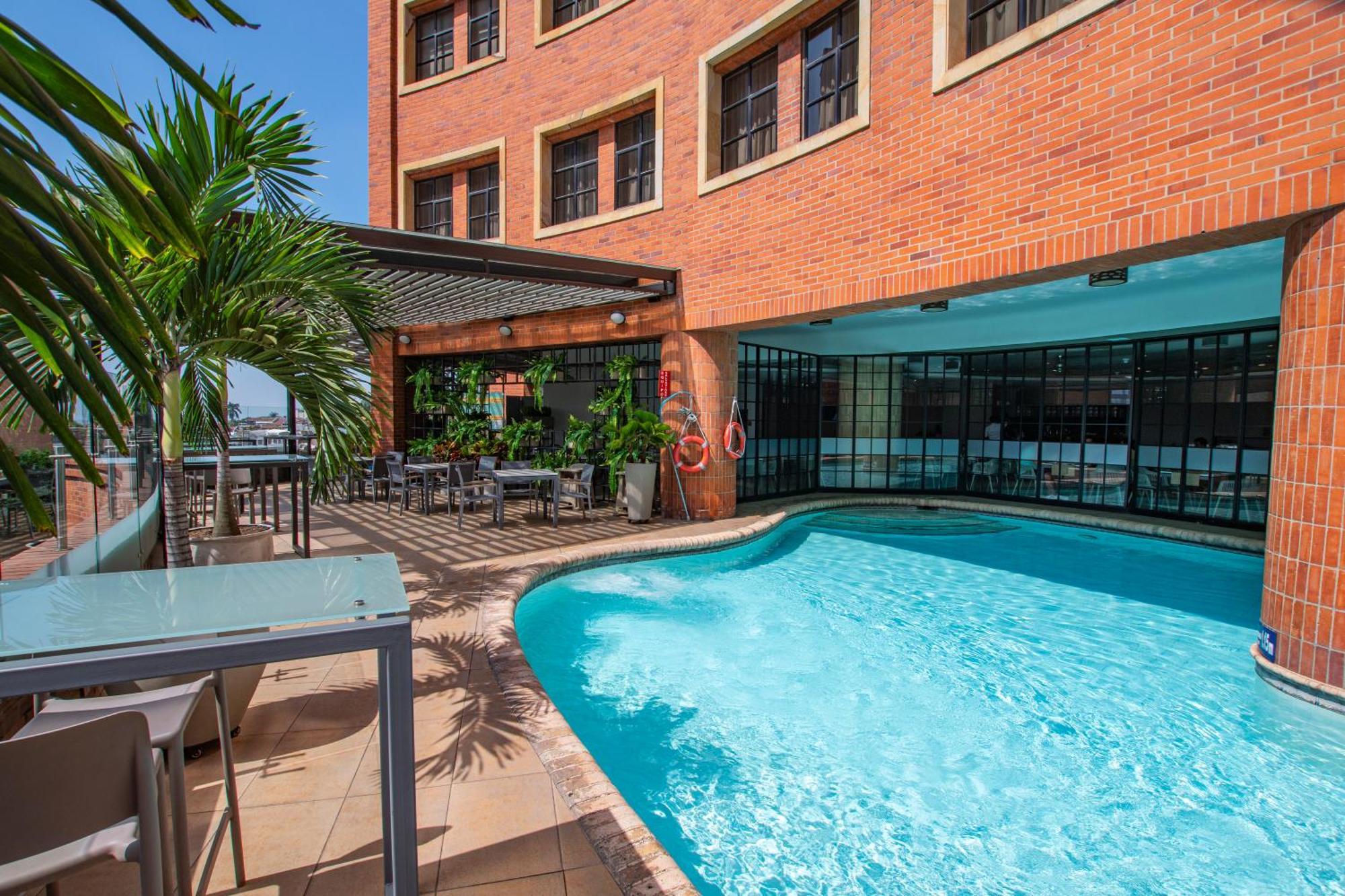 Hotel Dann Cali Extérieur photo The pool at the hotel