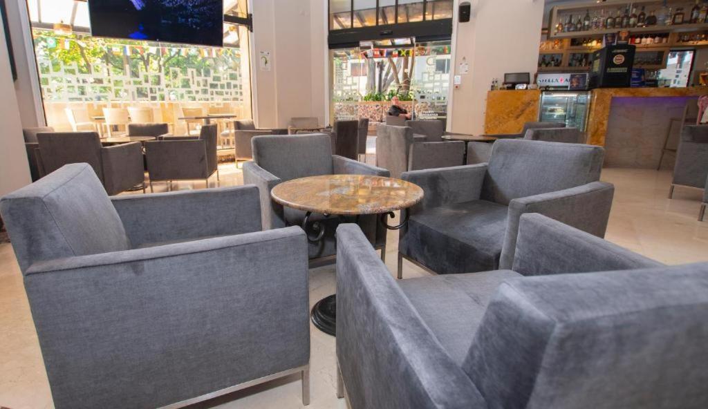 Hotel Dann Cali Extérieur photo The lounge at the airport