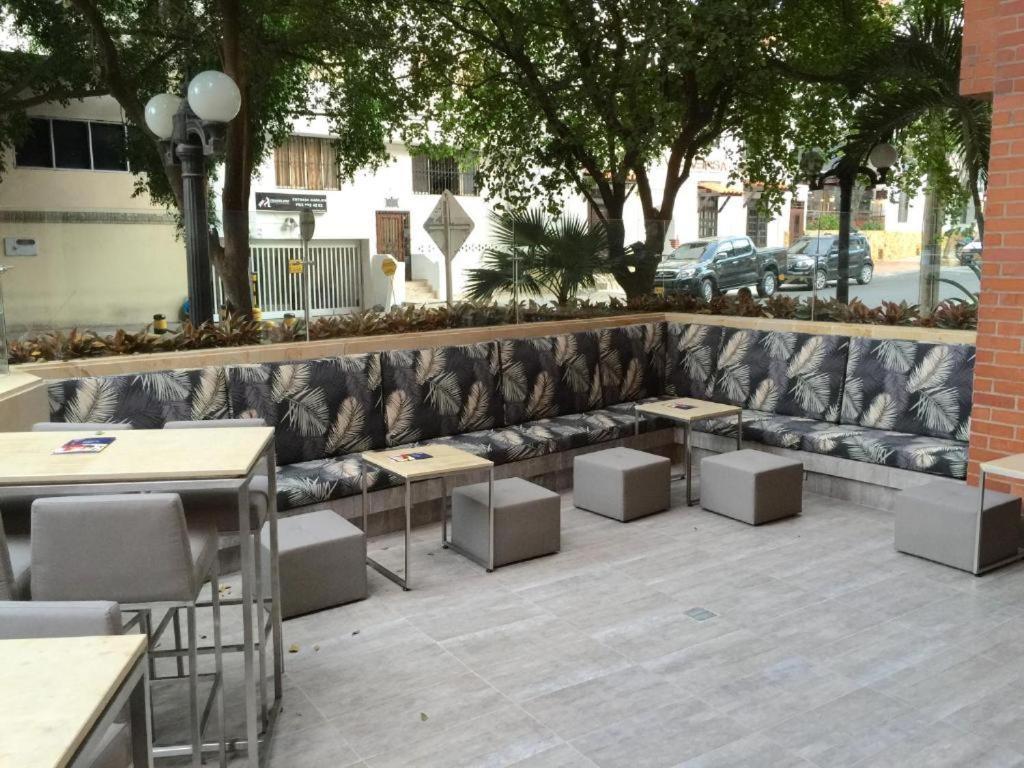 Hotel Dann Cali Extérieur photo The outdoor seating area at the bar